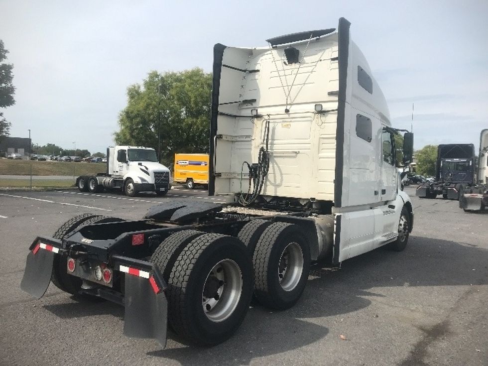 Sleeper Tractor-Heavy Duty Tractors-Volvo-2019-VNL64760-Harrisburg-PA-662,756\n\t\tmiles-$ 52,500 - Image 7
