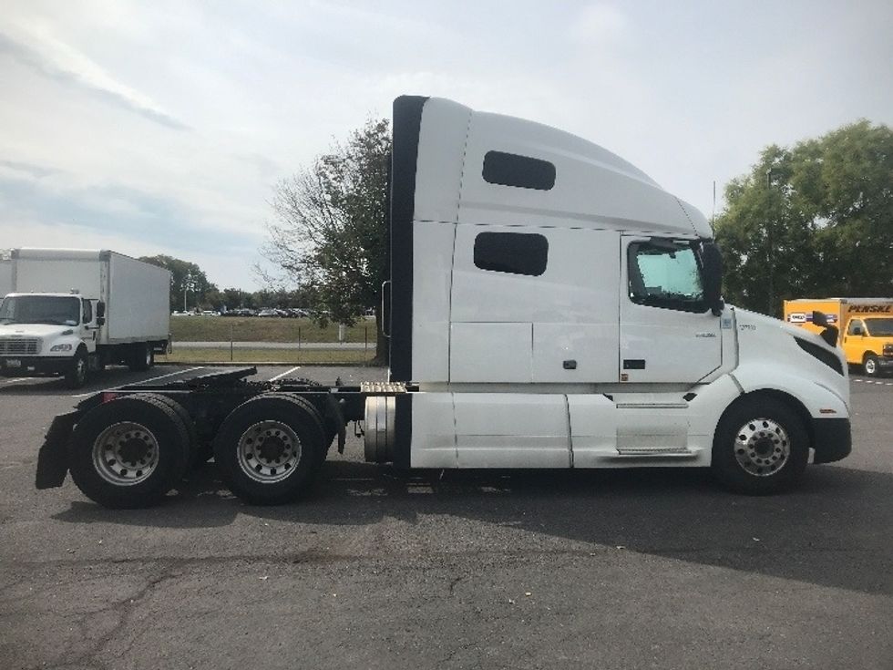 Sleeper Tractor-Heavy Duty Tractors-Volvo-2019-VNL64760-Harrisburg-PA-662,756\n\t\tmiles-$ 52,500 - Image 8