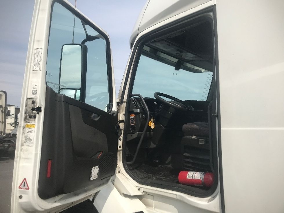 Sleeper Tractor-Heavy Duty Tractors-Volvo-2019-VNL64760-Harrisburg-PA-662,756\n\t\tmiles-$ 52,500 - Image 9