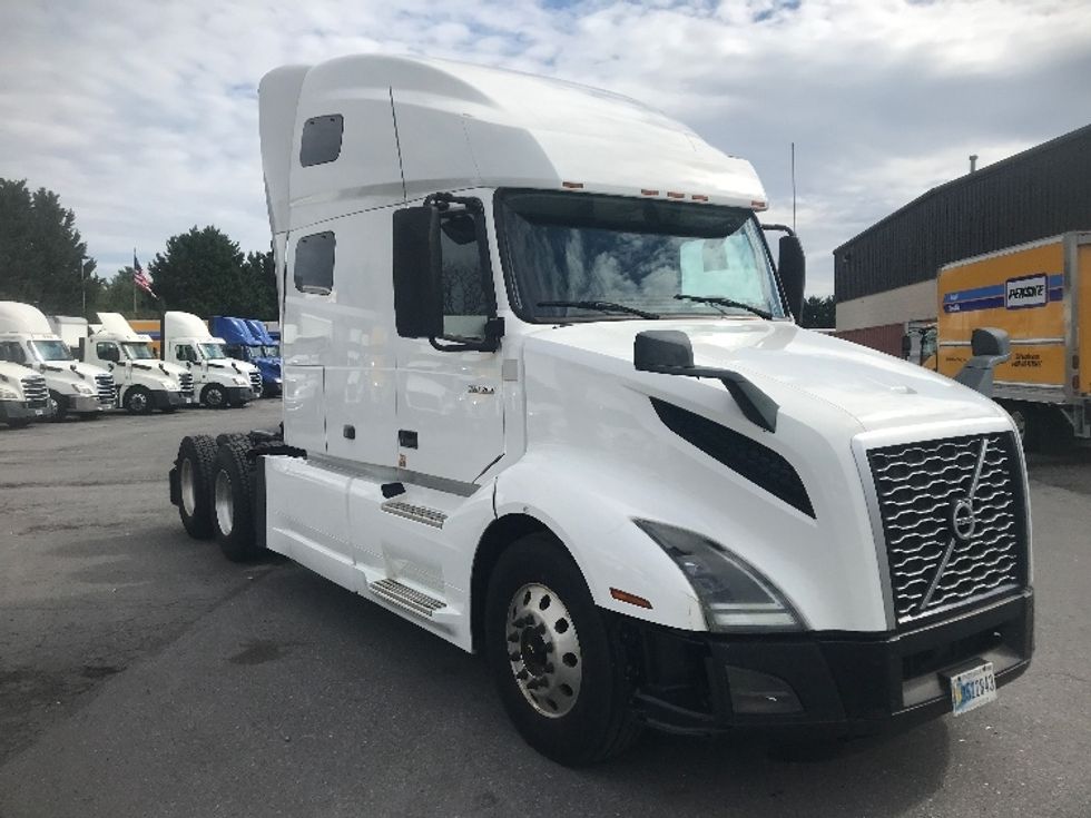 Sleeper Tractor-Heavy Duty Tractors-Volvo-2019-VNL64760-Harrisburg-PA-669,526\n\t\tmiles-$ 51,250 - Image 1