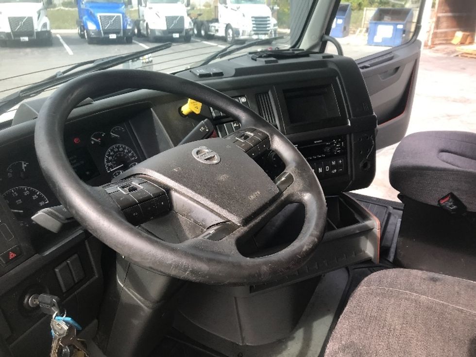 Sleeper Tractor-Heavy Duty Tractors-Volvo-2019-VNL64760-Harrisburg-PA-669,526\n\t\tmiles-$ 51,250 - Image 10