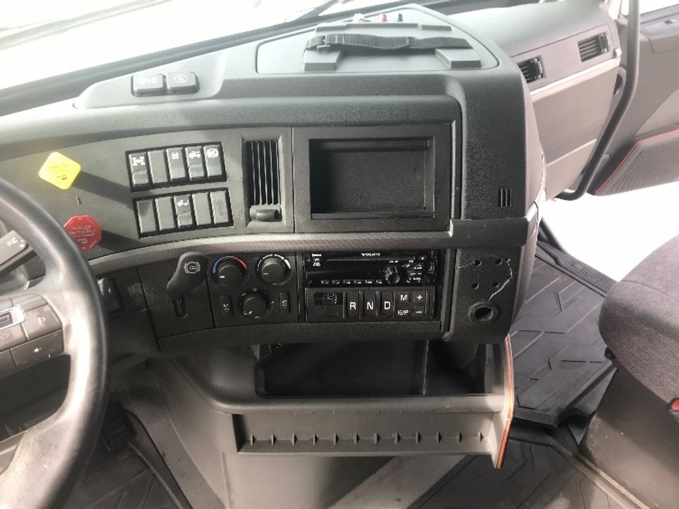 Sleeper Tractor-Heavy Duty Tractors-Volvo-2019-VNL64760-Harrisburg-PA-669,526\n\t\tmiles-$ 51,250 - Image 12