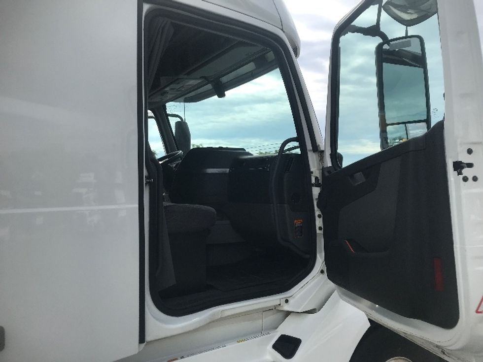 Sleeper Tractor-Heavy Duty Tractors-Volvo-2019-VNL64760-Harrisburg-PA-669,526\n\t\tmiles-$ 51,250 - Image 13