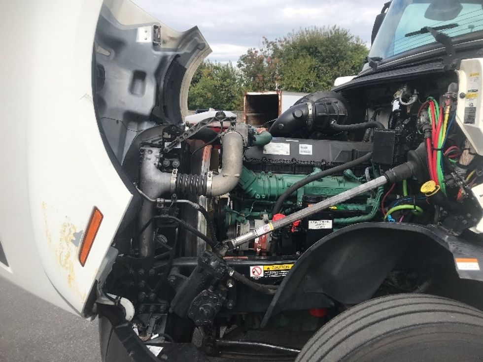 Sleeper Tractor-Heavy Duty Tractors-Volvo-2019-VNL64760-Harrisburg-PA-669,526\n\t\tmiles-$ 51,250 - Image 20