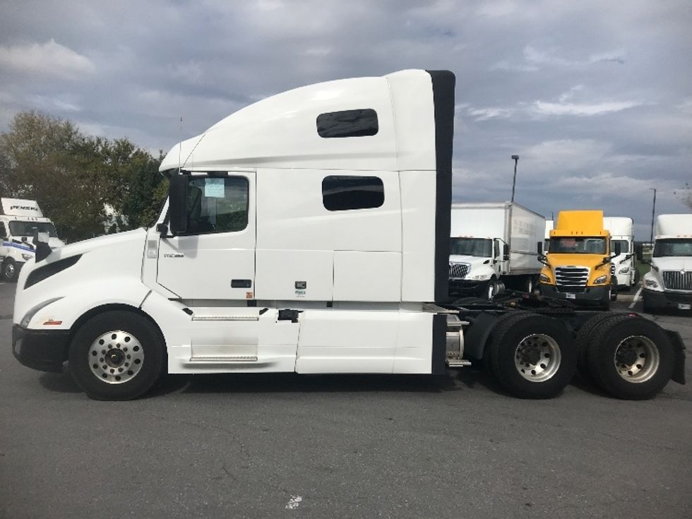 Sleeper Tractor-Heavy Duty Tractors-Volvo-2019-VNL64760-Harrisburg-PA-669,526\n\t\tmiles-$ 51,250 - Image 4