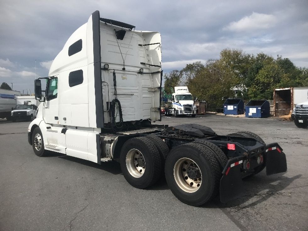 Sleeper Tractor-Heavy Duty Tractors-Volvo-2019-VNL64760-Harrisburg-PA-669,526\n\t\tmiles-$ 51,250 - Image 5
