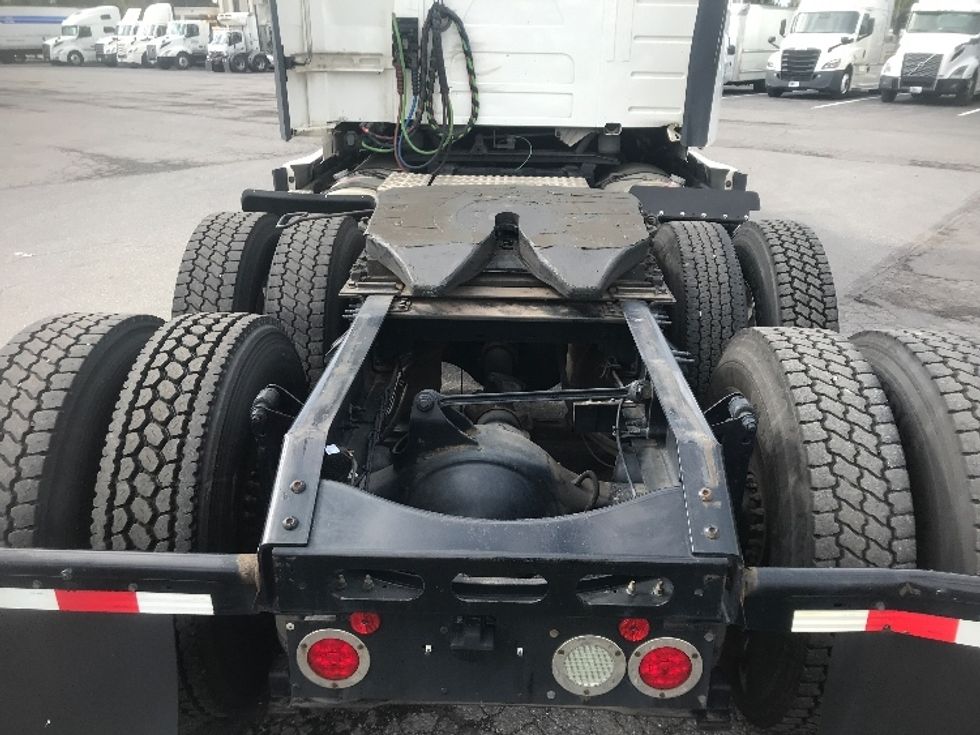 Sleeper Tractor-Heavy Duty Tractors-Volvo-2019-VNL64760-Harrisburg-PA-669,526\n\t\tmiles-$ 51,250 - Image 6