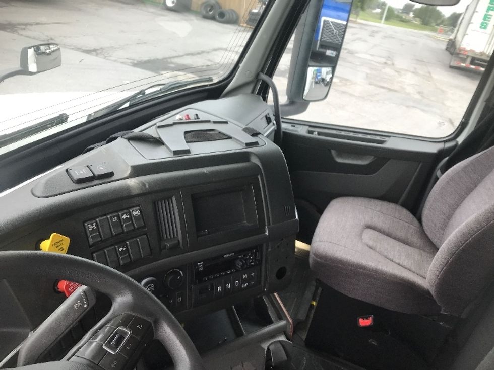 Sleeper Tractor-Heavy Duty Tractors-Volvo-2019-VNL64760-Harrisburg-PA-773,350\n\t\tmiles-$ 45,750 - Image 10