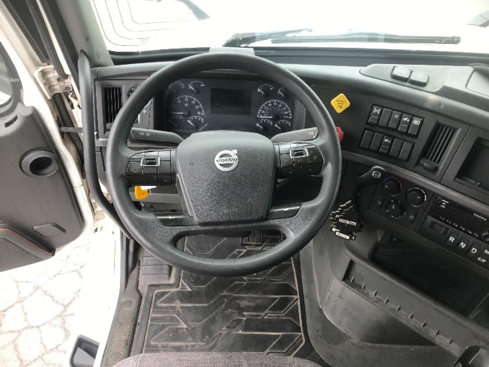 Sleeper Tractor-Heavy Duty Tractors-Volvo-2019-VNL64760-Harrisburg-PA-773,350\n\t\tmiles-$ 45,750 - Image 11