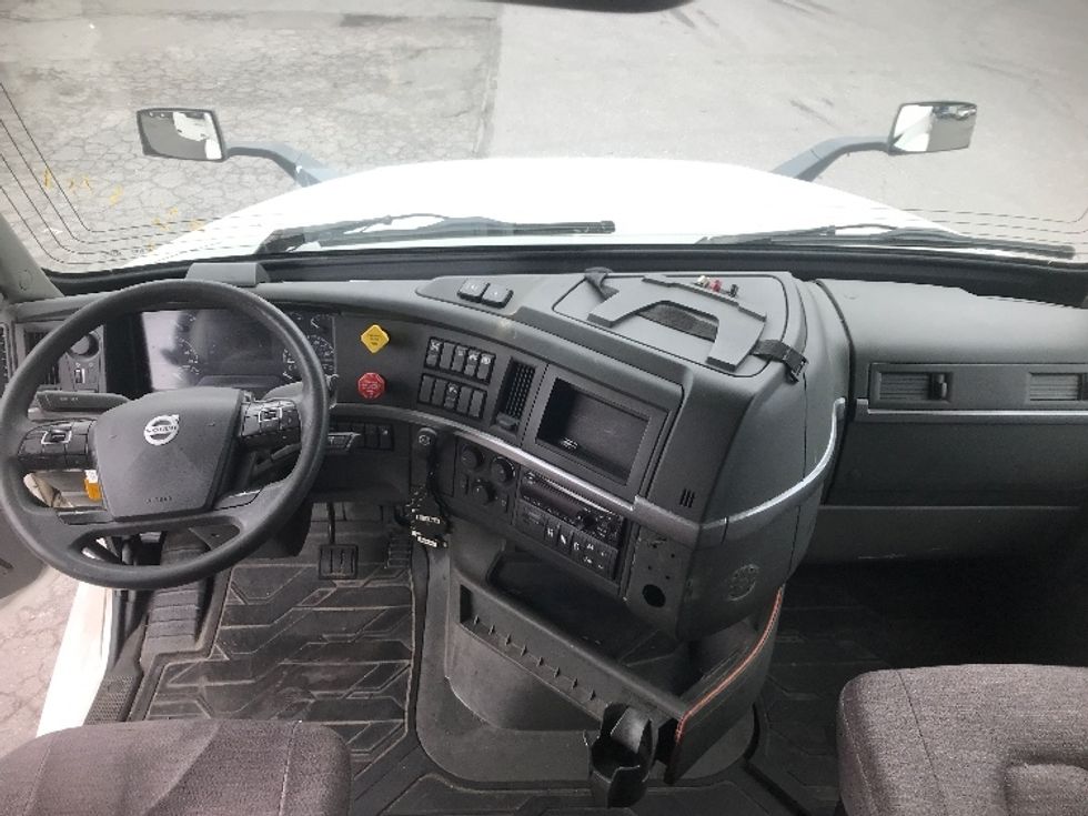Sleeper Tractor-Heavy Duty Tractors-Volvo-2019-VNL64760-Harrisburg-PA-773,350\n\t\tmiles-$ 45,750 - Image 12