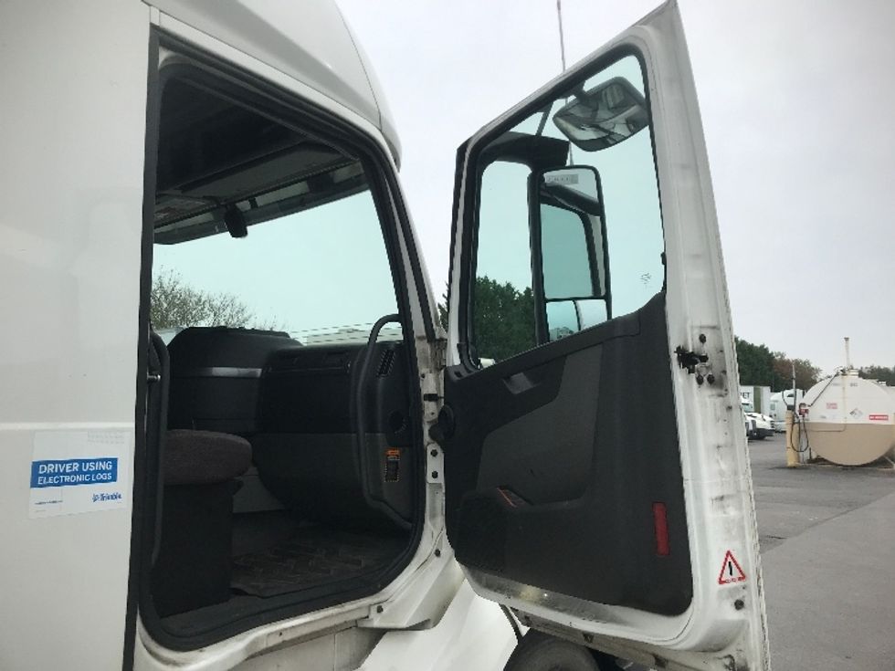Sleeper Tractor-Heavy Duty Tractors-Volvo-2019-VNL64760-Harrisburg-PA-773,350\n\t\tmiles-$ 45,750 - Image 13