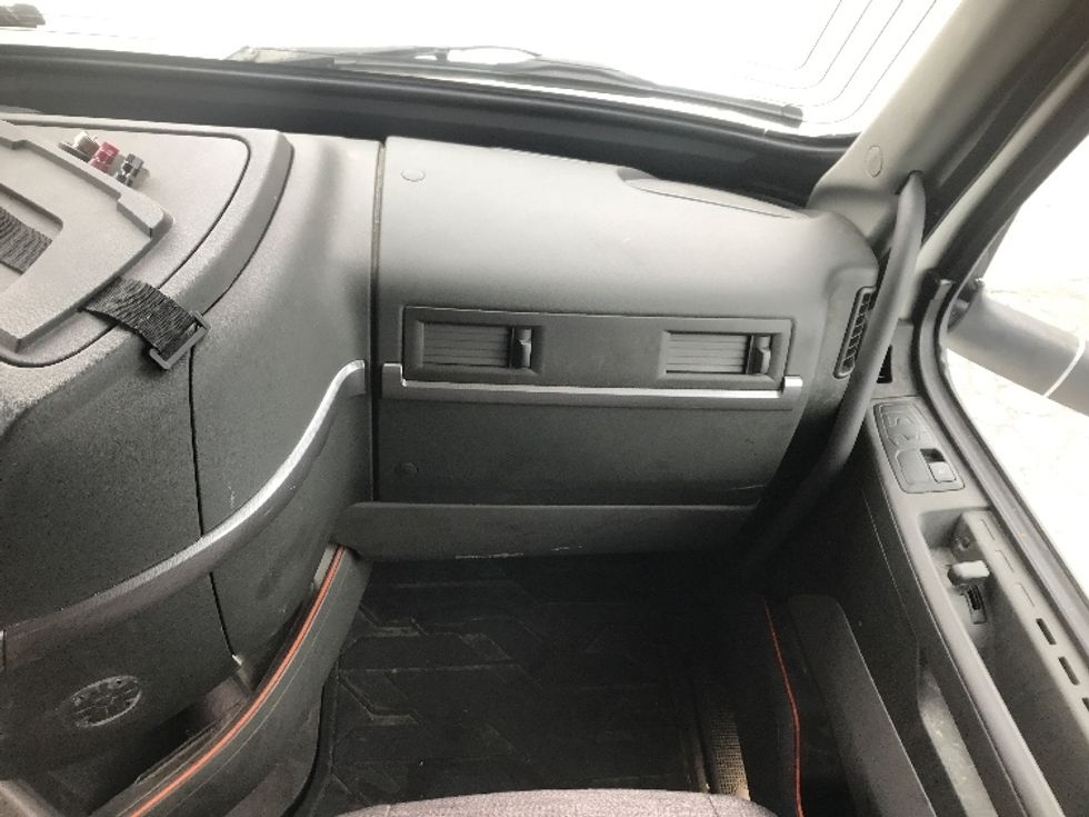 Sleeper Tractor-Heavy Duty Tractors-Volvo-2019-VNL64760-Harrisburg-PA-773,350\n\t\tmiles-$ 45,750 - Image 14