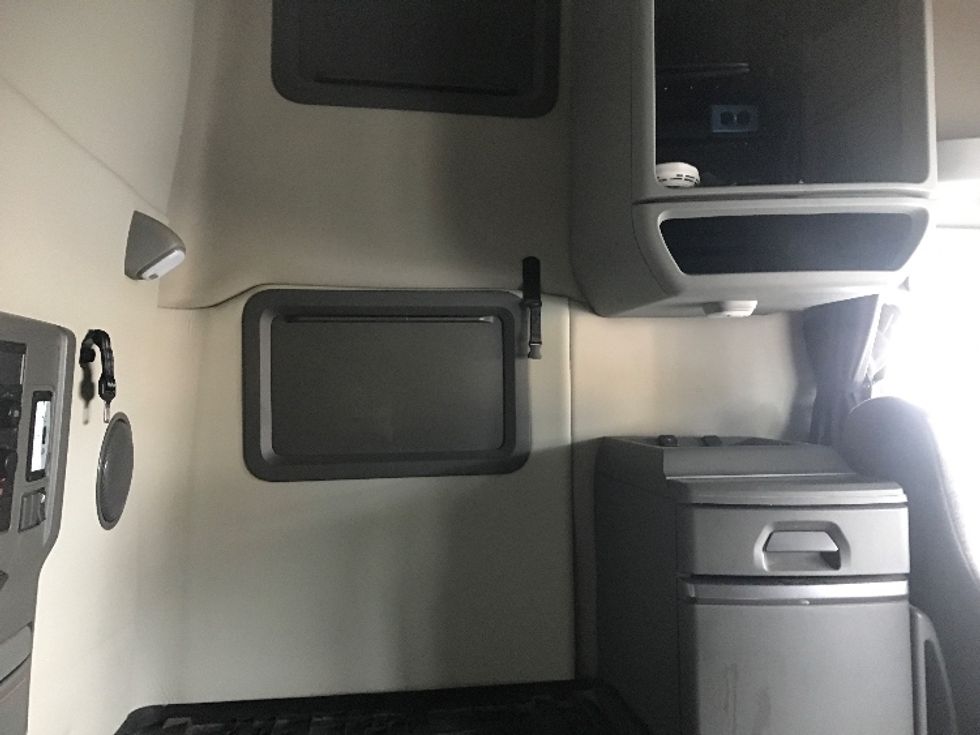 Sleeper Tractor-Heavy Duty Tractors-Volvo-2019-VNL64760-Harrisburg-PA-773,350\n\t\tmiles-$ 45,750 - Image 16