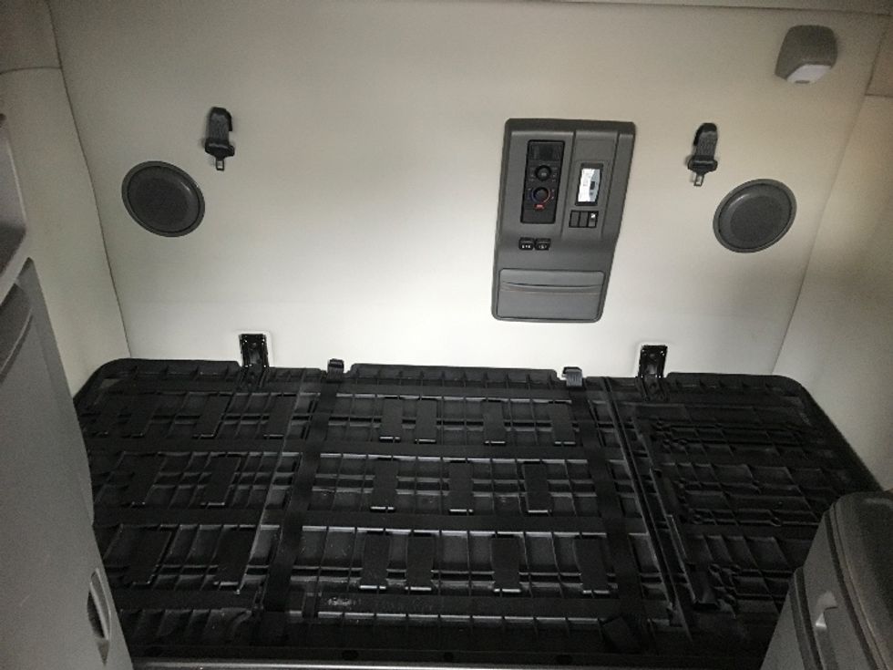 Sleeper Tractor-Heavy Duty Tractors-Volvo-2019-VNL64760-Harrisburg-PA-773,350\n\t\tmiles-$ 45,750 - Image 17