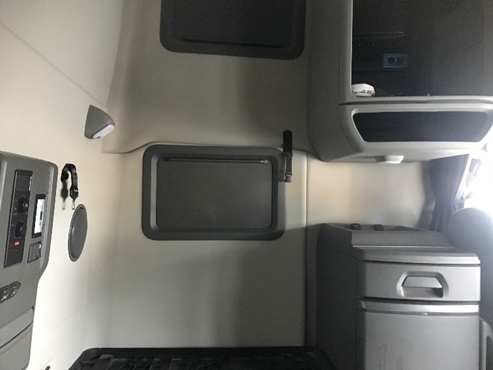 Sleeper Tractor-Heavy Duty Tractors-Volvo-2019-VNL64760-Harrisburg-PA-773,350\n\t\tmiles-$ 45,750 - Image 18