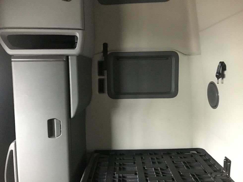 Sleeper Tractor-Heavy Duty Tractors-Volvo-2019-VNL64760-Harrisburg-PA-773,350\n\t\tmiles-$ 45,750 - Image 19