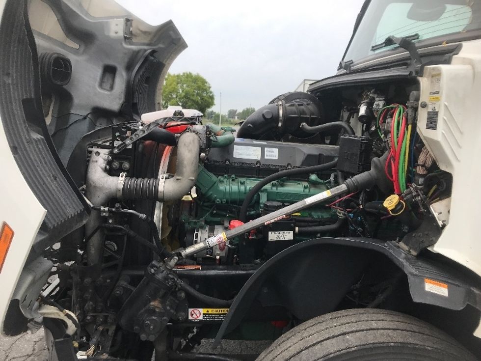Sleeper Tractor-Heavy Duty Tractors-Volvo-2019-VNL64760-Harrisburg-PA-773,350\n\t\tmiles-$ 45,750 - Image 21
