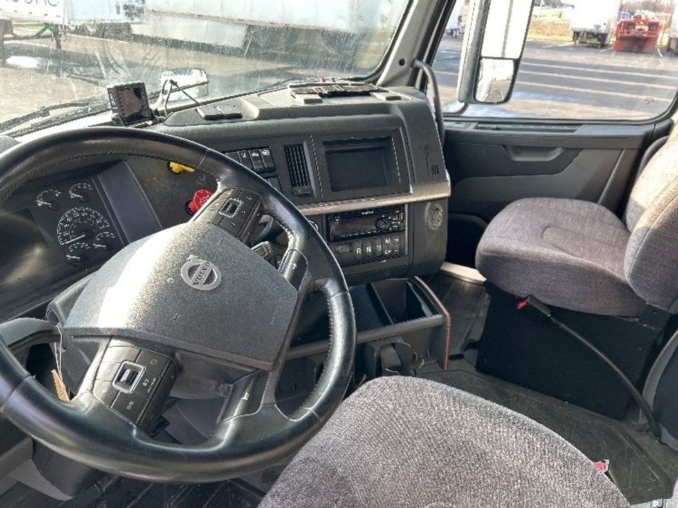 Sleeper Tractor-Heavy Duty Tractors-Volvo-2019-VNL64760-Indianapolis-IN-541,698\n\t\tmiles-$ 54,500 - Image 10