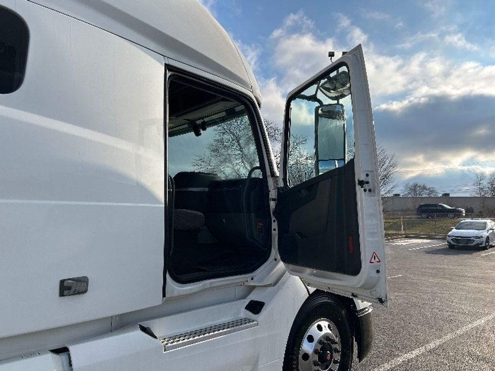 Sleeper Tractor-Heavy Duty Tractors-Volvo-2019-VNL64760-Indianapolis-IN-541,698\n\t\tmiles-$ 54,500 - Image 13