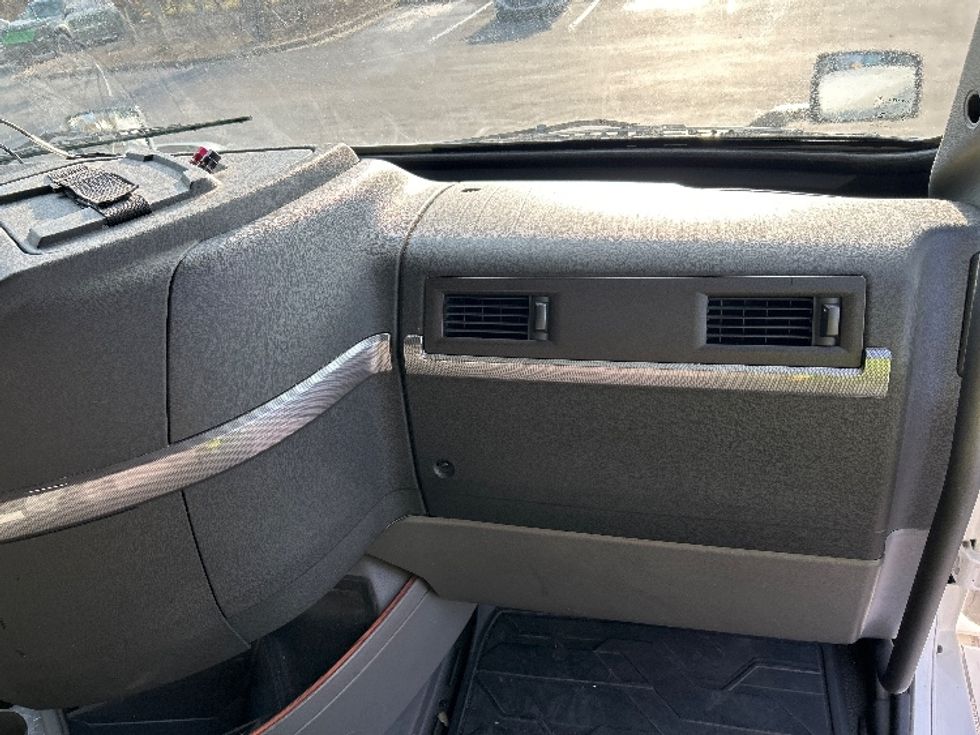 Sleeper Tractor-Heavy Duty Tractors-Volvo-2019-VNL64760-Indianapolis-IN-541,698\n\t\tmiles-$ 54,500 - Image 14