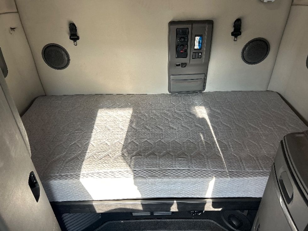 Sleeper Tractor-Heavy Duty Tractors-Volvo-2019-VNL64760-Indianapolis-IN-541,698\n\t\tmiles-$ 54,500 - Image 16