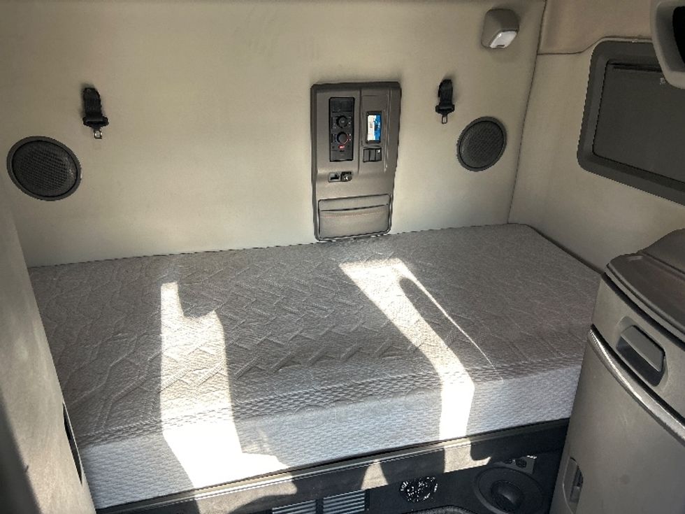 Sleeper Tractor-Heavy Duty Tractors-Volvo-2019-VNL64760-Indianapolis-IN-541,698\n\t\tmiles-$ 54,500 - Image 17