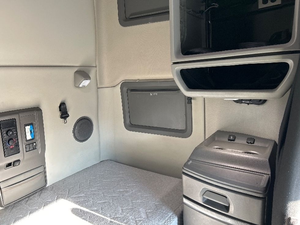 Sleeper Tractor-Heavy Duty Tractors-Volvo-2019-VNL64760-Indianapolis-IN-541,698\n\t\tmiles-$ 54,500 - Image 18