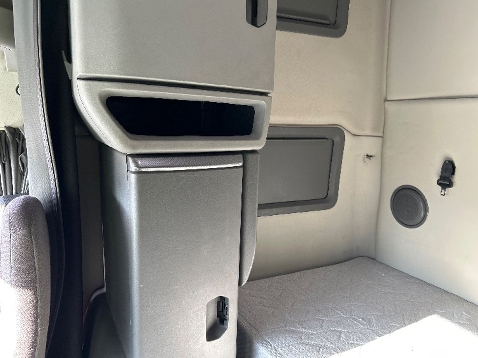 Sleeper Tractor-Heavy Duty Tractors-Volvo-2019-VNL64760-Indianapolis-IN-541,698\n\t\tmiles-$ 54,500 - Image 19