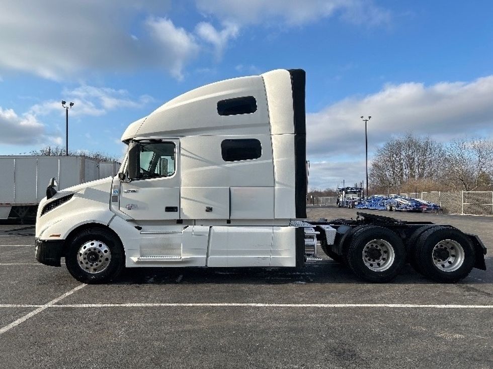 Sleeper Tractor-Heavy Duty Tractors-Volvo-2019-VNL64760-Indianapolis-IN-541,698\n\t\tmiles-$ 54,500 - Image 4