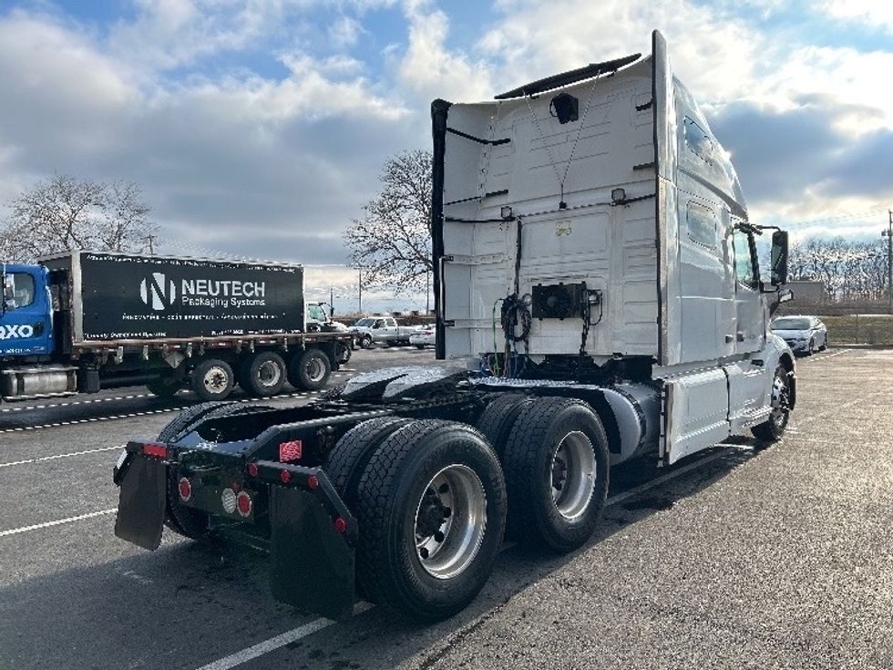 Sleeper Tractor-Heavy Duty Tractors-Volvo-2019-VNL64760-Indianapolis-IN-541,698\n\t\tmiles-$ 54,500 - Image 7