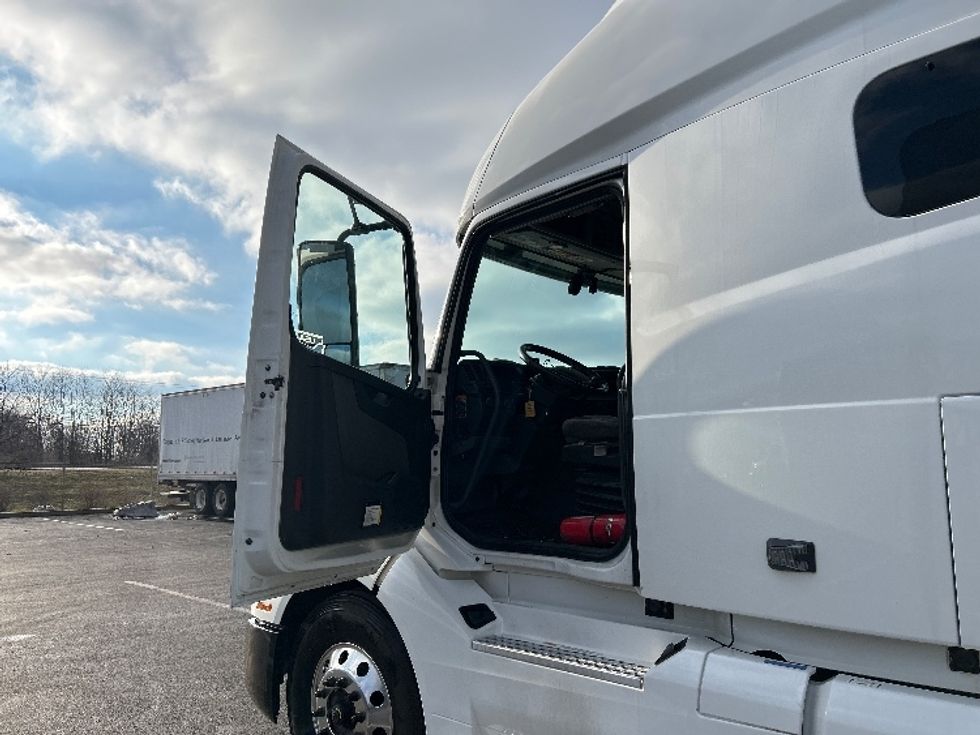 Sleeper Tractor-Heavy Duty Tractors-Volvo-2019-VNL64760-Indianapolis-IN-541,698\n\t\tmiles-$ 54,500 - Image 9