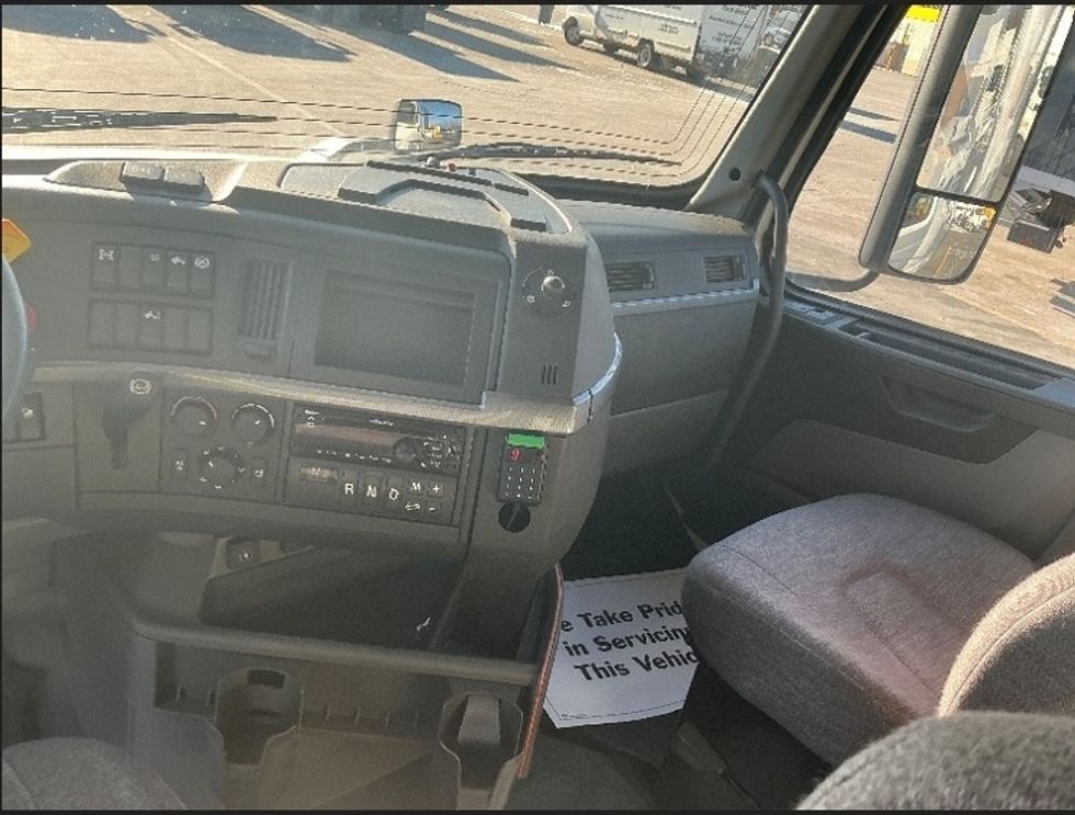 Sleeper Tractor-Heavy Duty Tractors-Volvo-2019-VNL64760-Indianapolis-IN-594,630\n\t\tmiles-$ 50,750 - Image 10