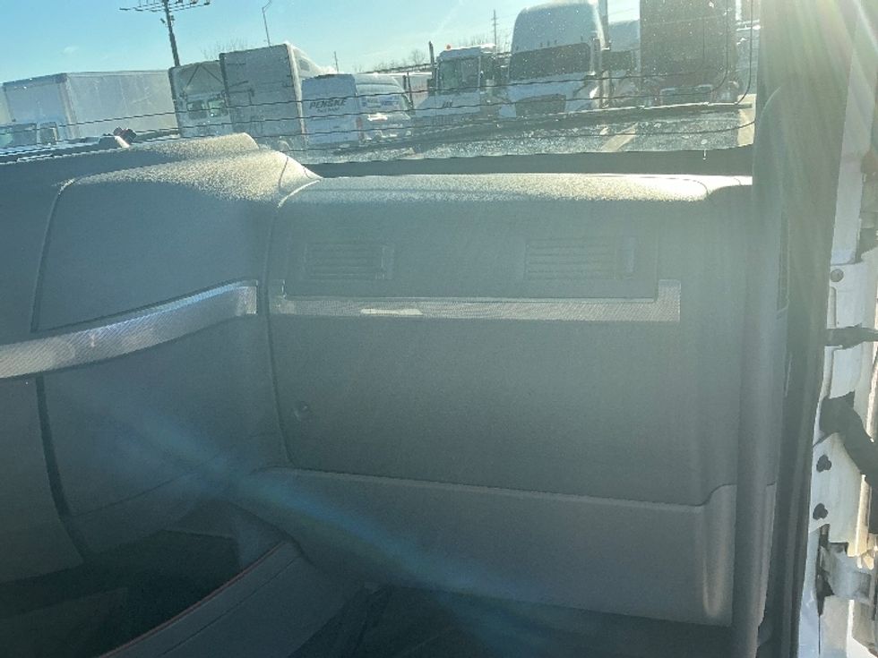 Sleeper Tractor-Heavy Duty Tractors-Volvo-2019-VNL64760-Indianapolis-IN-594,630\n\t\tmiles-$ 50,750 - Image 12