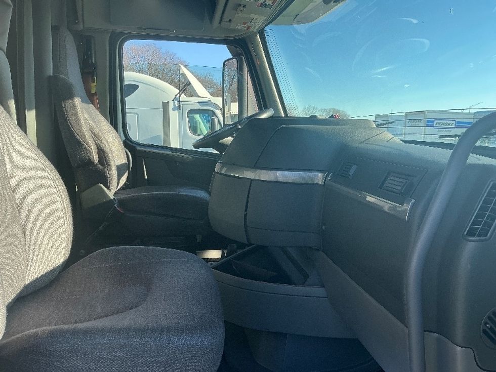 Sleeper Tractor-Heavy Duty Tractors-Volvo-2019-VNL64760-Indianapolis-IN-594,630\n\t\tmiles-$ 50,750 - Image 13