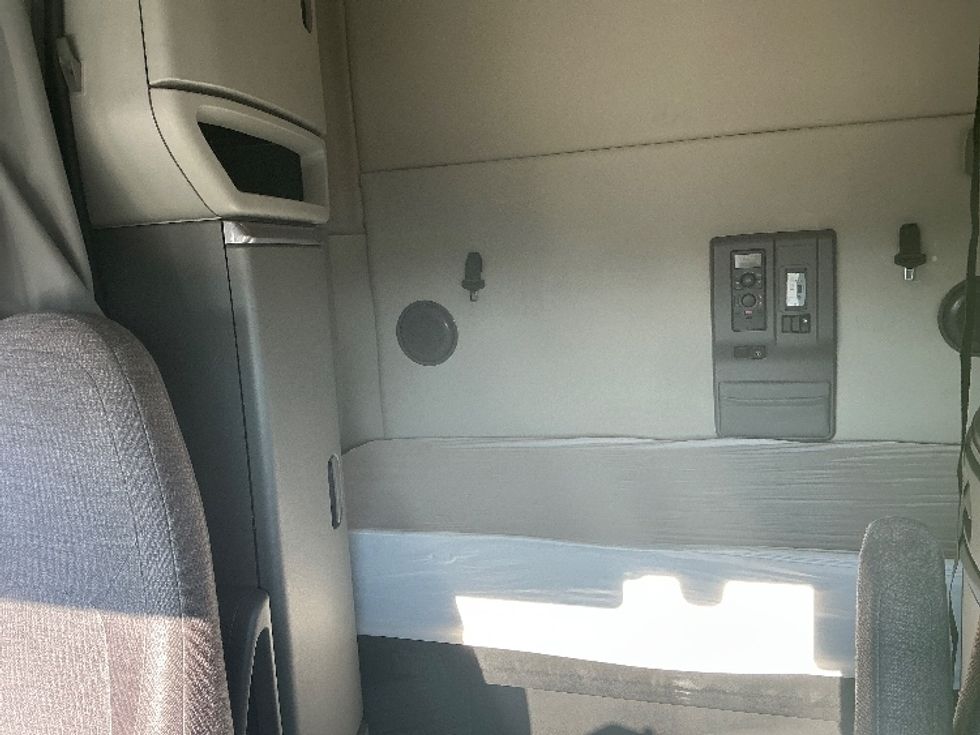 Sleeper Tractor-Heavy Duty Tractors-Volvo-2019-VNL64760-Indianapolis-IN-594,630\n\t\tmiles-$ 50,750 - Image 14