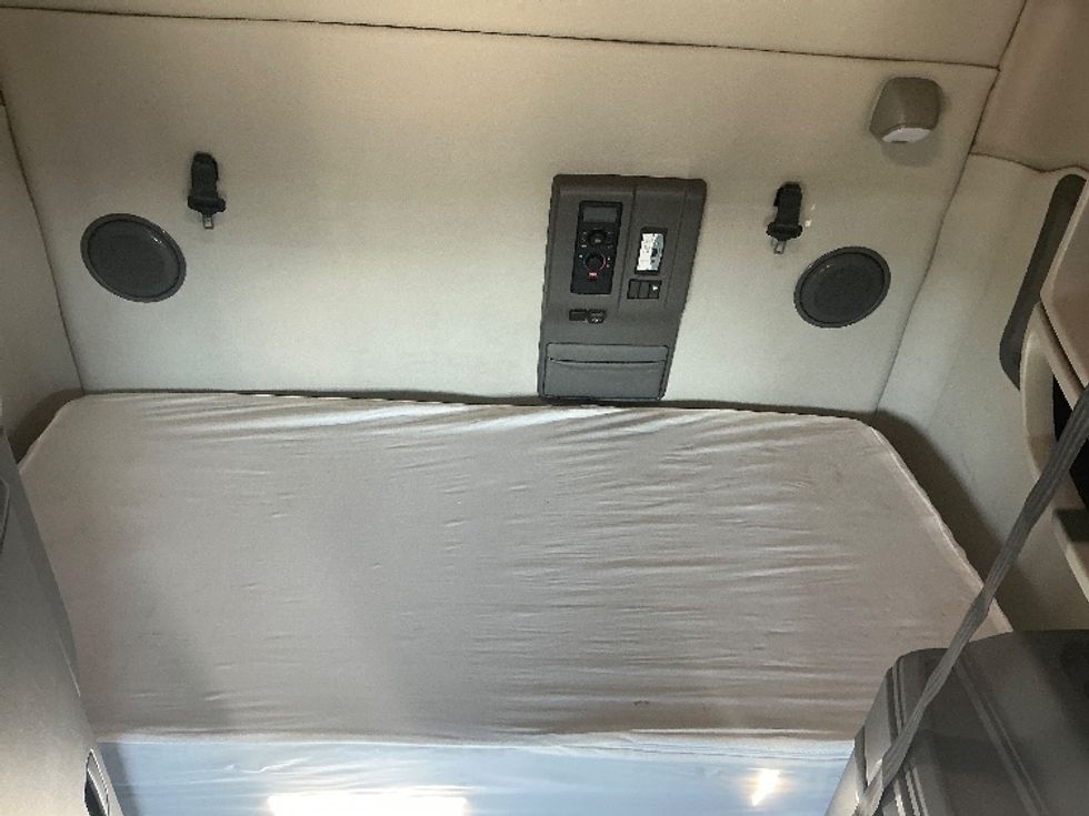 Sleeper Tractor-Heavy Duty Tractors-Volvo-2019-VNL64760-Indianapolis-IN-594,630\n\t\tmiles-$ 50,750 - Image 15