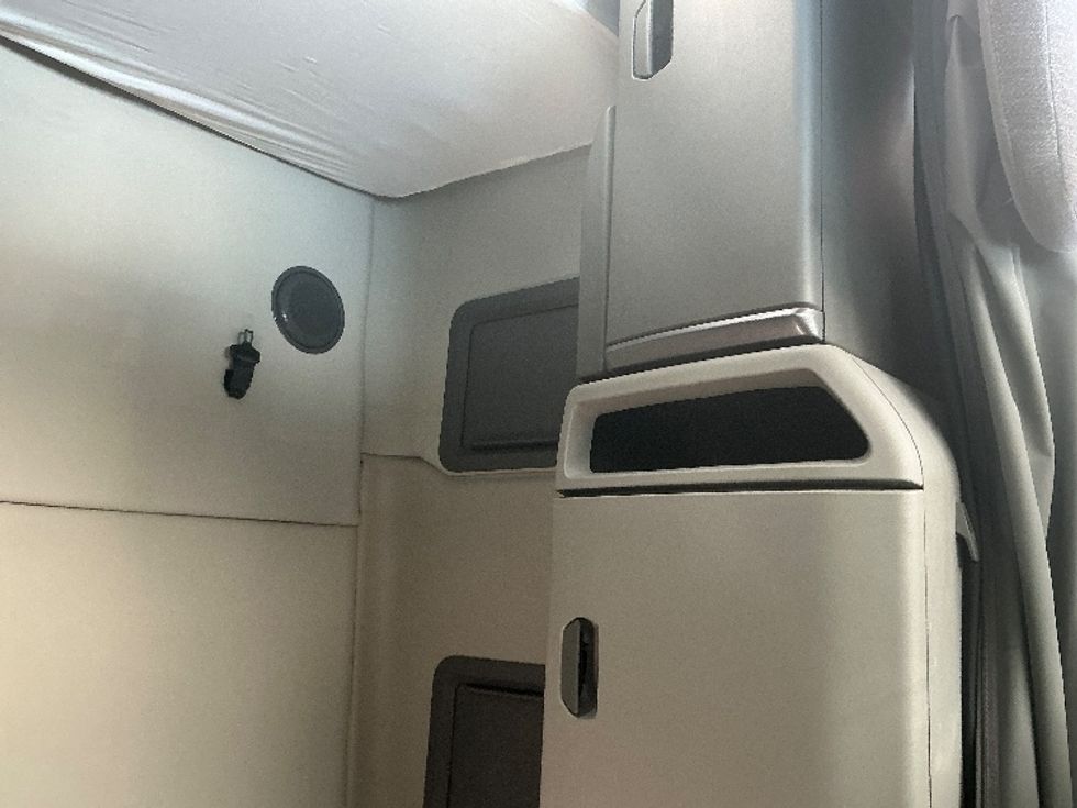 Sleeper Tractor-Heavy Duty Tractors-Volvo-2019-VNL64760-Indianapolis-IN-594,630\n\t\tmiles-$ 50,750 - Image 17