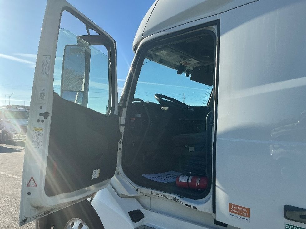 Sleeper Tractor-Heavy Duty Tractors-Volvo-2019-VNL64760-Indianapolis-IN-594,630\n\t\tmiles-$ 50,750 - Image 7