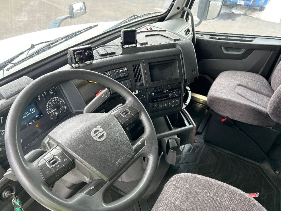 Sleeper Tractor-Heavy Duty Tractors-Volvo-2019-VNL64760-Indianapolis-IN-606,396\n\t\tmiles-$ 50,750 - Image 10