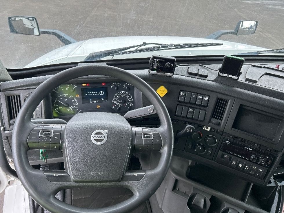 Sleeper Tractor-Heavy Duty Tractors-Volvo-2019-VNL64760-Indianapolis-IN-606,396\n\t\tmiles-$ 50,750 - Image 11