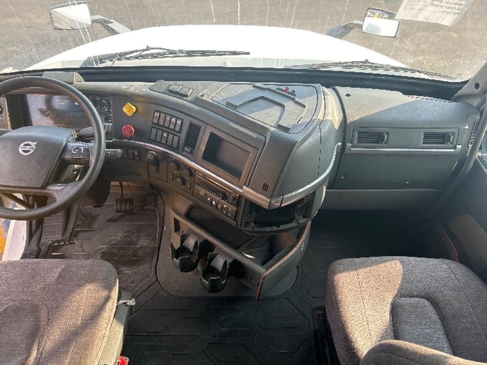 Sleeper Tractor-Heavy Duty Tractors-Volvo-2019-VNL64760-Indianapolis-IN-606,396\n\t\tmiles-$ 50,750 - Image 12