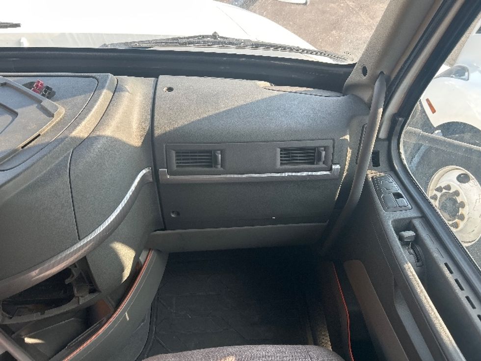 Sleeper Tractor-Heavy Duty Tractors-Volvo-2019-VNL64760-Indianapolis-IN-606,396\n\t\tmiles-$ 50,750 - Image 13