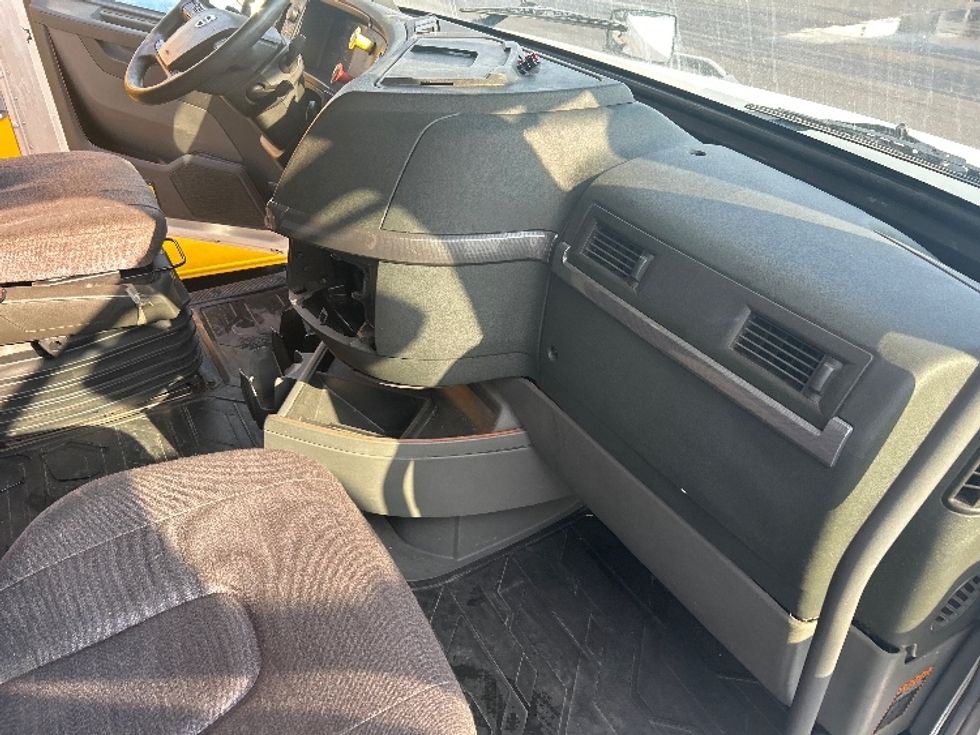 Sleeper Tractor-Heavy Duty Tractors-Volvo-2019-VNL64760-Indianapolis-IN-606,396\n\t\tmiles-$ 50,750 - Image 14