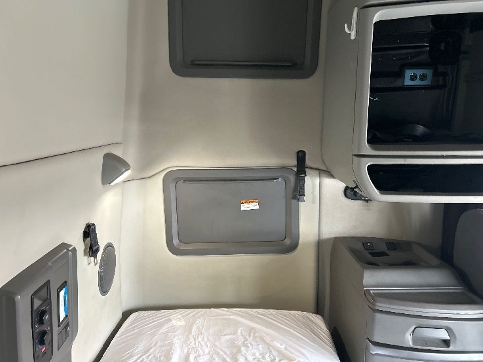 Sleeper Tractor-Heavy Duty Tractors-Volvo-2019-VNL64760-Indianapolis-IN-606,396\n\t\tmiles-$ 50,750 - Image 15