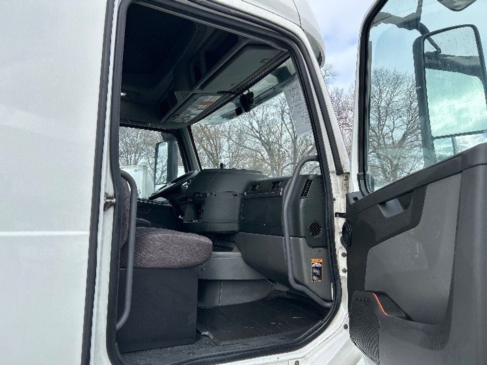 Sleeper Tractor-Heavy Duty Tractors-Volvo-2019-VNL64760-Indianapolis-IN-606,396\n\t\tmiles-$ 50,750 - Image 16