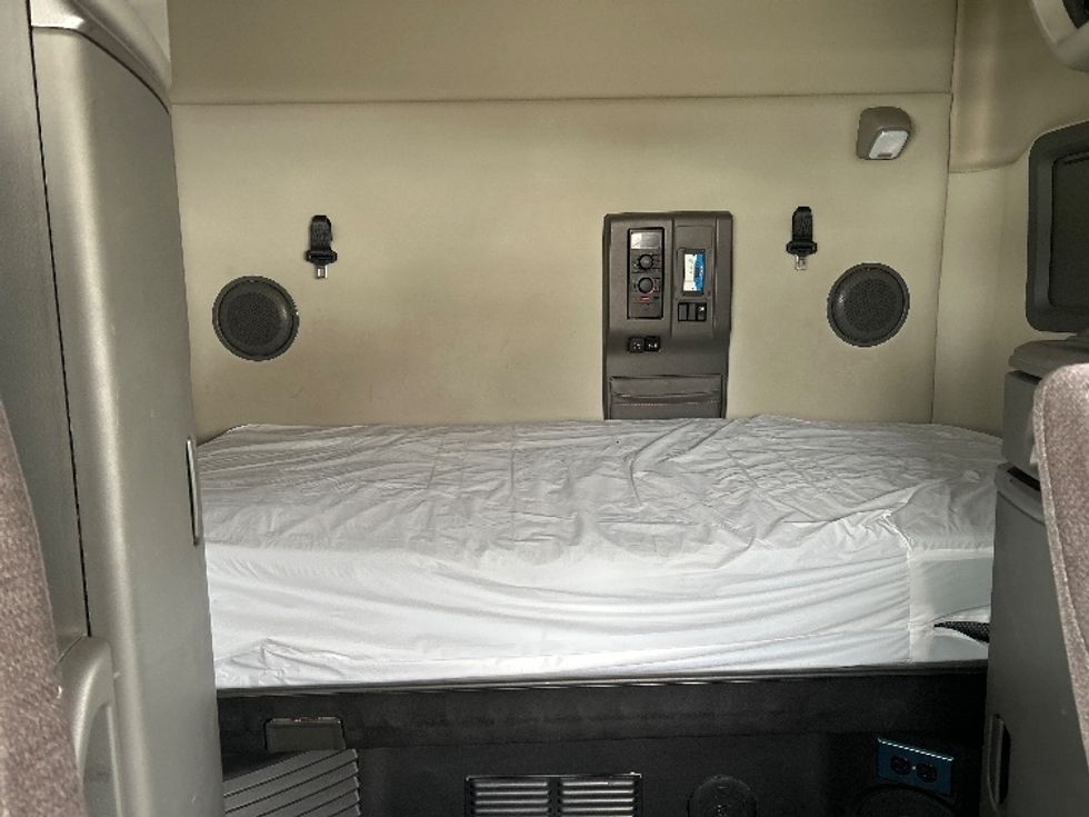 Sleeper Tractor-Heavy Duty Tractors-Volvo-2019-VNL64760-Indianapolis-IN-606,396\n\t\tmiles-$ 50,750 - Image 17