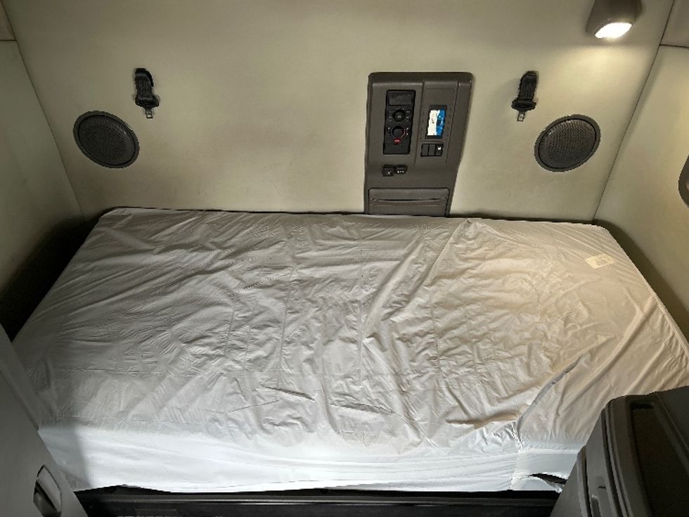 Sleeper Tractor-Heavy Duty Tractors-Volvo-2019-VNL64760-Indianapolis-IN-606,396\n\t\tmiles-$ 50,750 - Image 18