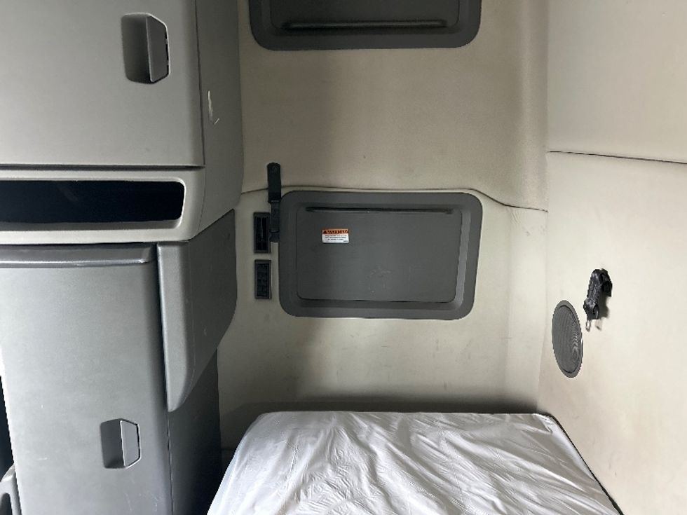 Sleeper Tractor-Heavy Duty Tractors-Volvo-2019-VNL64760-Indianapolis-IN-606,396\n\t\tmiles-$ 50,750 - Image 19