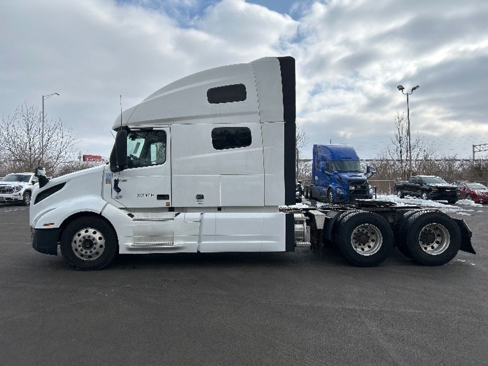 Sleeper Tractor-Heavy Duty Tractors-Volvo-2019-VNL64760-Indianapolis-IN-606,396\n\t\tmiles-$ 50,750 - Image 4