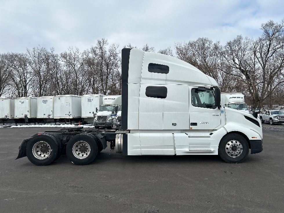 Sleeper Tractor-Heavy Duty Tractors-Volvo-2019-VNL64760-Indianapolis-IN-606,396\n\t\tmiles-$ 50,750 - Image 8